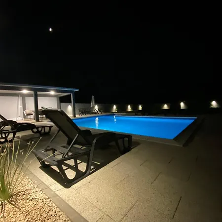 House And Pool Bajna 빌라
