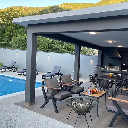 House And Pool Bajna 빌라 *