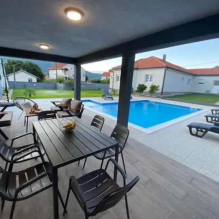 House And Pool Bajna 빌라