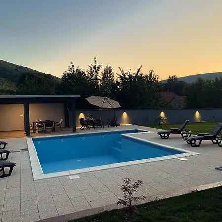 빌라 House And Pool Bajna