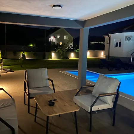 House And Pool Bajna 빌라 *